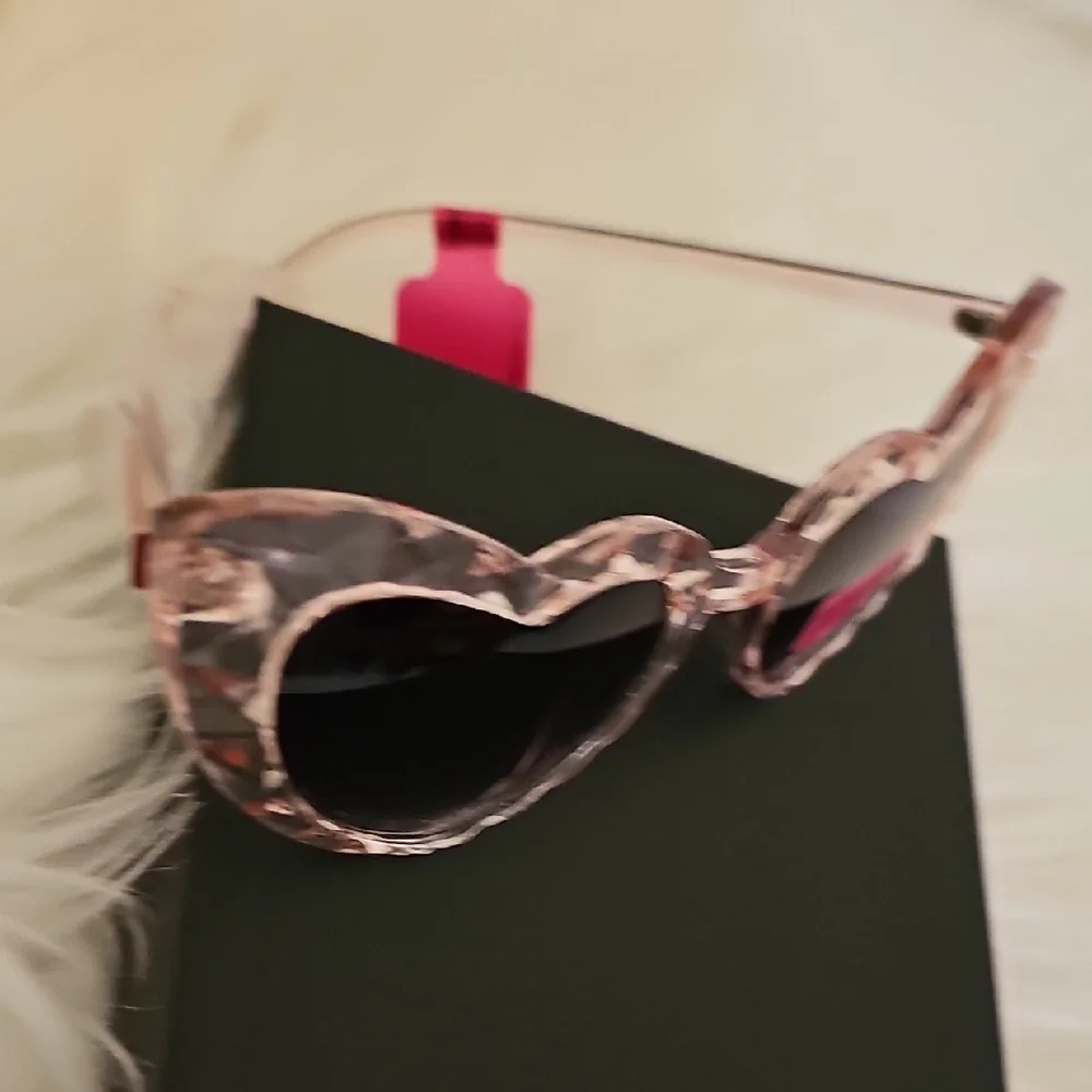 🎉HP NWT Betsey Johnson Pink Heart Sunglasses - Picture 10 of 10